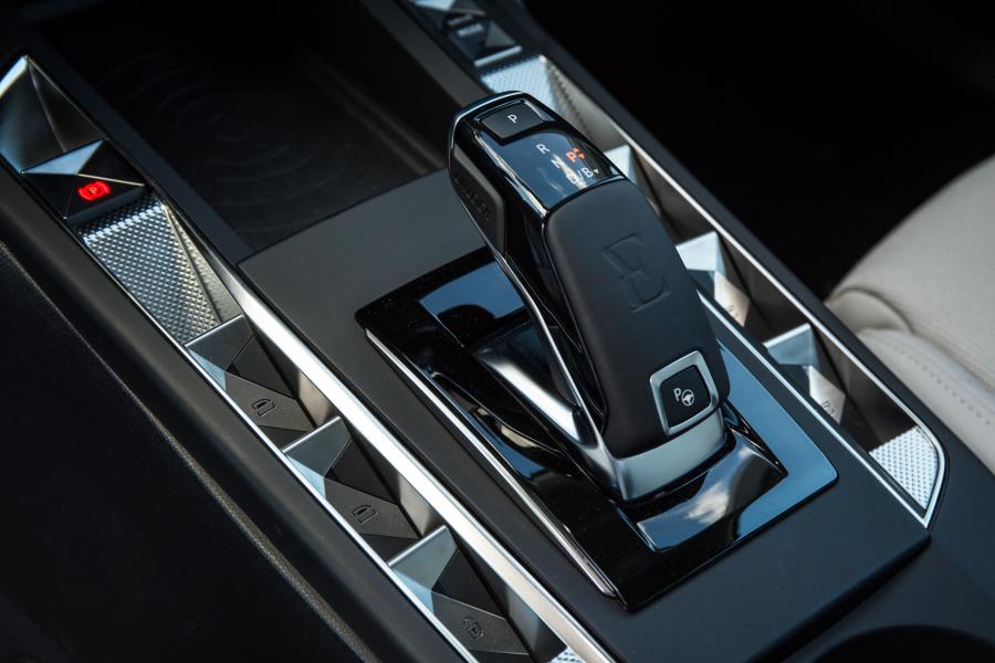 Детали интерьера DS 3 Crossback E-Tense 2019 года  (WW) (фото 25 из 42)
